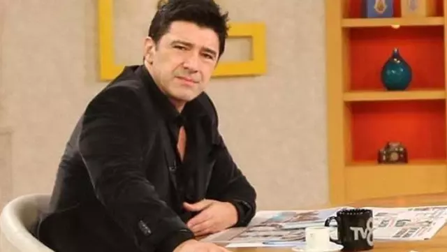 Ünlü oyuncu Hakan Ural'dan kendisine 'yandaş' diyenlere manidar cevap: Ömrümüz kuyruklarda geçti Ünlü oyuncu Hakan Ural'dan kendisine 'yandaş' diyenlere manidar cevap: Ömrümüz kuyruklarda geçti
