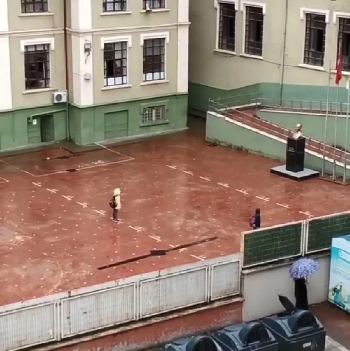 Yağmur altında İstiklal Marşı'nı okudular