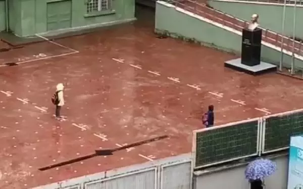 Yağmur altında İstiklal Marşı'nı okudular