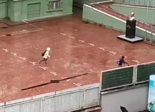 Yağmur altında İstiklal Marşı'nı okudular