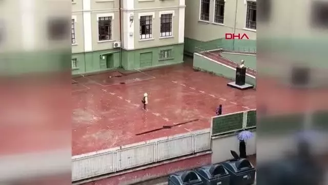 Yağmur altında İstiklal Marşı'nı okudular