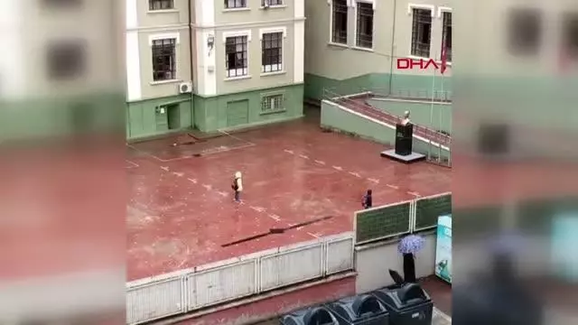 Yağmur altında İstiklal Marşı'nı okudular