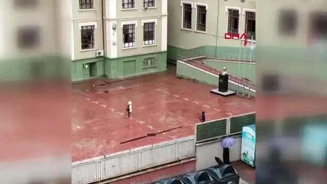 Yağmur altında İstiklal Marşı'nı okudular