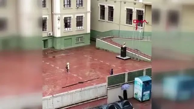 Yağmur altında İstiklal Marşı'nı okudular