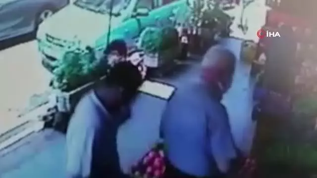 Yarım saatte iki ayrı hırsızlık... O anlar güvenlik kamerasına böyle yansıdı Yarım saatte iki ayrı hırsızlık... O anlar güvenlik kamerasına böyle yansıdı