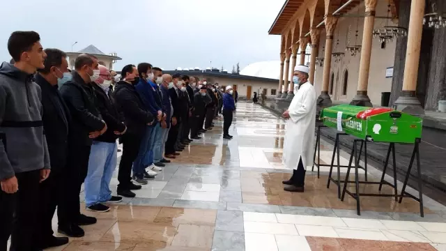 Yolun karşısına geçmek isterken hayatını kaybeden genç kız memleketinde sonsuzluğa uğurlandı Yolun karşısına geçmek isterken hayatını kaybeden genç kız memleketinde sonsuzluğa uğurlandı