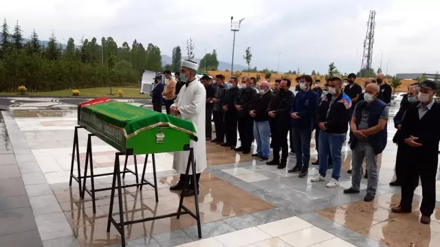 Yolun karşısına geçmek isterken hayatını kaybeden genç kız memleketinde sonsuzluğa uğurlandı Yolun karşısına geçmek isterken hayatını kaybeden genç kız memleketinde sonsuzluğa uğurlandı