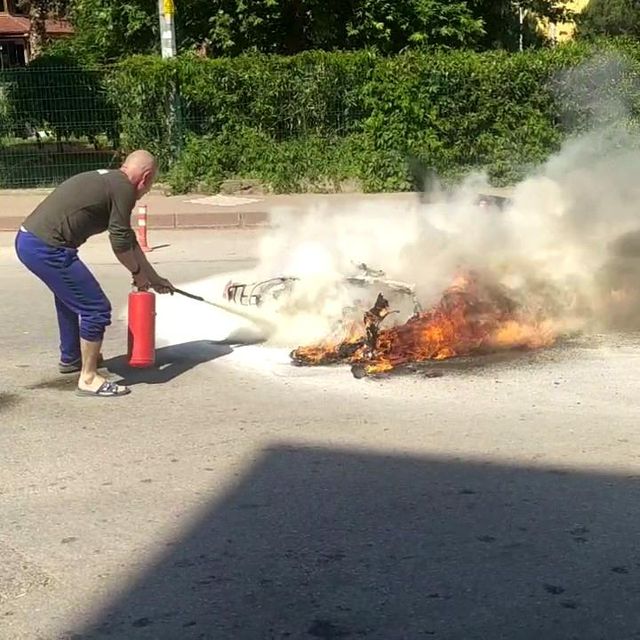 yeni aldigi motosikleti alev alev yandi kendi 5 14200507 o