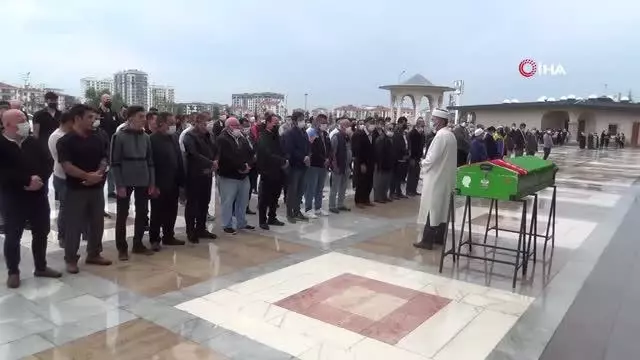 Yolun karşısına geçmek isterken hayatını kaybeden genç kız memleketinde sonsuzluğa uğurlandı Yolun karşısına geçmek isterken hayatını kaybeden genç kız memleketinde sonsuzluğa uğurlandı