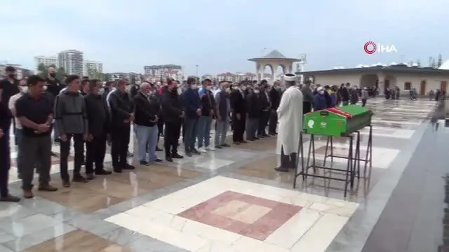 Yolun karşısına geçmek isterken hayatını kaybeden genç kız memleketinde sonsuzluğa uğurlandı Yolun karşısına geçmek isterken hayatını kaybeden genç kız memleketinde sonsuzluğa uğurlandı