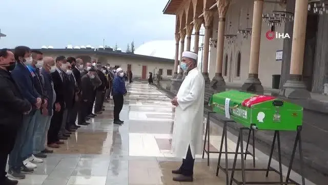 Yolun karşısına geçmek isterken hayatını kaybeden genç kız memleketinde sonsuzluğa uğurlandı Yolun karşısına geçmek isterken hayatını kaybeden genç kız memleketinde sonsuzluğa uğurlandı