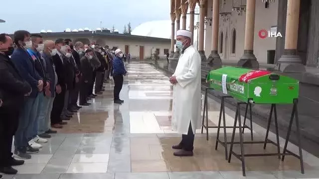 Yolun karşısına geçmek isterken hayatını kaybeden genç kız memleketinde sonsuzluğa uğurlandı Yolun karşısına geçmek isterken hayatını kaybeden genç kız memleketinde sonsuzluğa uğurlandı