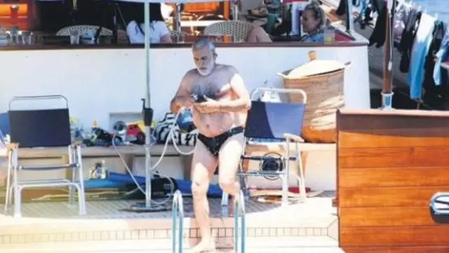 Yönetmen Sinan Çetin, arkadaşlarının yanında ulu orta soyunarak üstünü değiştirdi Yönetmen Sinan Çetin, arkadaşlarının yanında ulu orta soyunarak üstünü değiştirdi