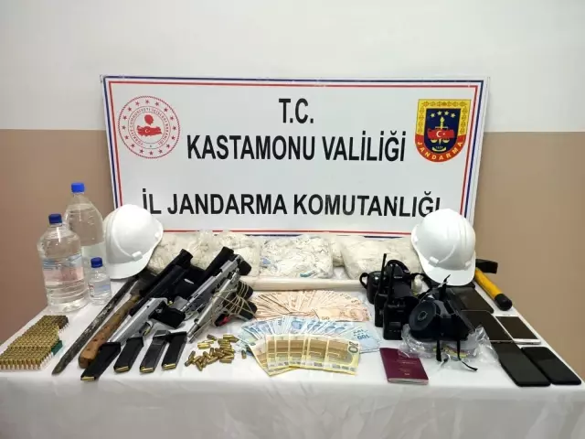 30 saat süren yargılamanın ardından 7 kişi tutuklandı 30 saat süren yargılamanın ardından 7 kişi tutuklandı