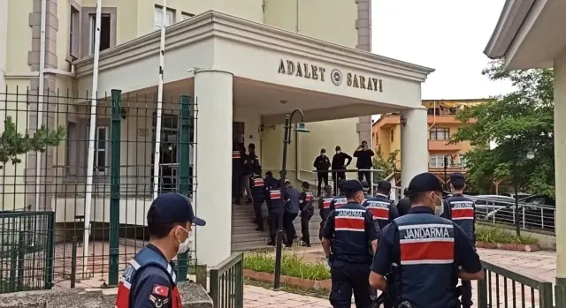 30 saat süren yargılamanın ardından 7 kişi tutuklandı