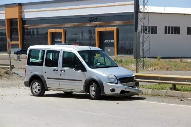 50 metre sürüklenen araçtan yara almadan kurtuldular 50 metre sürüklenen araçtan yara almadan kurtuldular