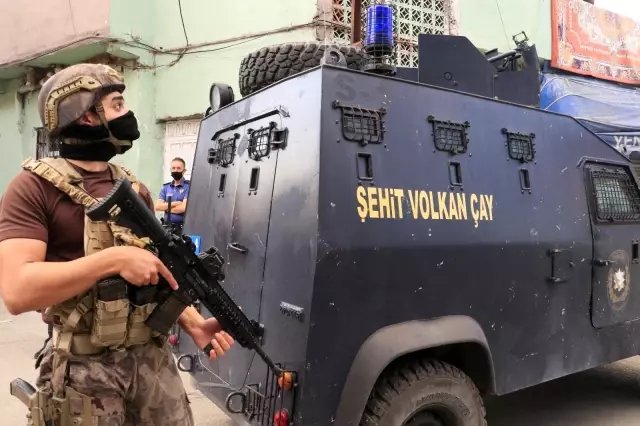Adana narkotik operasyonu...Baskını gören 2 şüpheli damdan bahçeye atlayıp kaçmak isterken yakalandı Adana narkotik operasyonu...Baskını gören 2 şüpheli damdan bahçeye atlayıp kaçmak isterken yakalandı