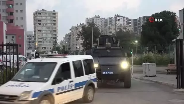 Adana narkotik operasyonu...Baskını gören 2 şüpheli damdan bahçeye atlayıp kaçmak isterken yakalandı Adana narkotik operasyonu...Baskını gören 2 şüpheli damdan bahçeye atlayıp kaçmak isterken yakalandı