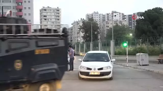 Adana narkotik operasyonu...Baskını gören 2 şüpheli damdan bahçeye atlayıp kaçmak isterken yakalandı Adana narkotik operasyonu...Baskını gören 2 şüpheli damdan bahçeye atlayıp kaçmak isterken yakalandı
