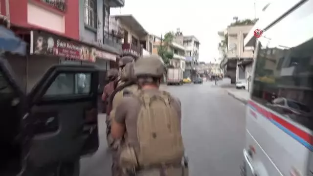 Adana narkotik operasyonu...Baskını gören 2 şüpheli damdan bahçeye atlayıp kaçmak isterken yakalandı Adana narkotik operasyonu...Baskını gören 2 şüpheli damdan bahçeye atlayıp kaçmak isterken yakalandı