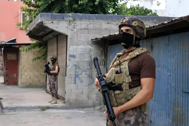 Adana narkotik operasyonu...Baskını gören 2 şüpheli damdan bahçeye atlayıp kaçmak isterken yakalandı Adana narkotik operasyonu...Baskını gören 2 şüpheli damdan bahçeye atlayıp kaçmak isterken yakalandı