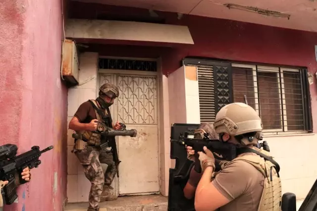 Adana narkotik operasyonu...Baskını gören 2 şüpheli damdan bahçeye atlayıp kaçmak isterken yakalandı Adana narkotik operasyonu...Baskını gören 2 şüpheli damdan bahçeye atlayıp kaçmak isterken yakalandı