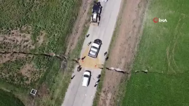 (AFYONKARAHİSAR - Özel) Çökme ve yarıkların oluştuğu yol ile ilgili ilk bilimsel açıklama geldi (AFYONKARAHİSAR - Özel) Çökme ve yarıkların oluştuğu yol ile ilgili ilk bilimsel açıklama geldi
