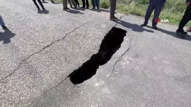 (AFYONKARAHİSAR - Özel) Çökme ve yarıkların oluştuğu yol ile ilgili ilk bilimsel açıklama geldi (AFYONKARAHİSAR - Özel) Çökme ve yarıkların oluştuğu yol ile ilgili ilk bilimsel açıklama geldi