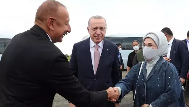 Aliyev ile Emine Erdoğan arasında dikkat çeken diyalog! Şuşa şaşkınlığı tepkisine yansıdı Aliyev ile Emine Erdoğan arasında dikkat çeken diyalog! Şuşa şaşkınlığı tepkisine yansıdı