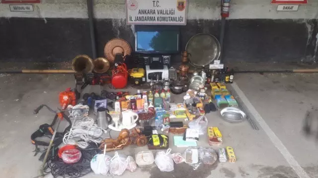 Ankara'da evlerden hırsızlık yaptığı belirlenen şüpheli yakalandı Ankara'da evlerden hırsızlık yaptığı belirlenen şüpheli yakalandı