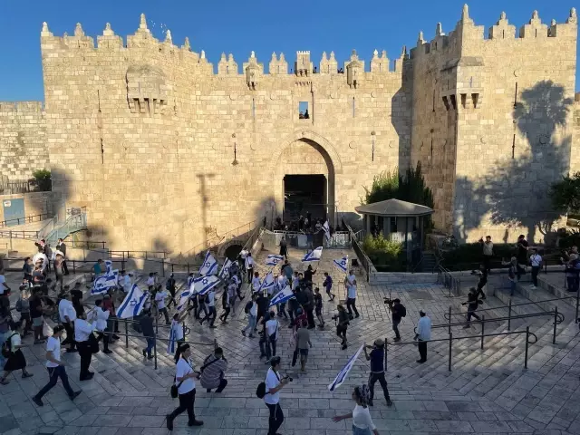 Aşırı sağcı Yahudilerin Şam Kapısı'ndaki provokatif bayrak yürüyüşü başladı Aşırı sağcı Yahudilerin Şam Kapısı'ndaki provokatif bayrak yürüyüşü başladı