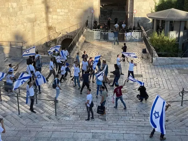 Aşırı sağcı Yahudilerin Şam Kapısı'ndaki provokatif bayrak yürüyüşü başladı