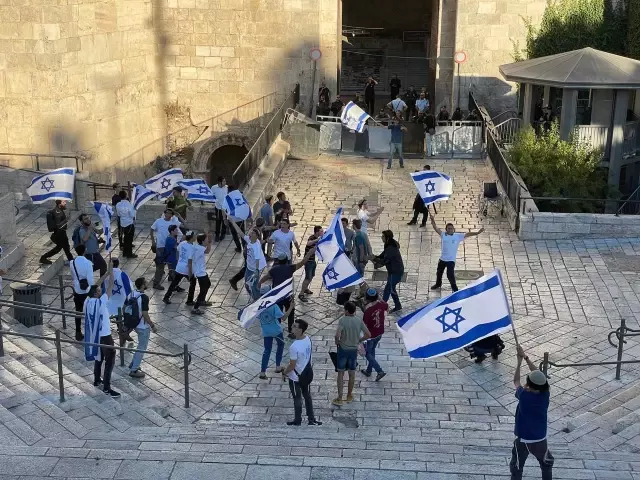 Aşırı sağcı Yahudilerin Şam Kapısı'ndaki provokatif bayrak yürüyüşü başladı