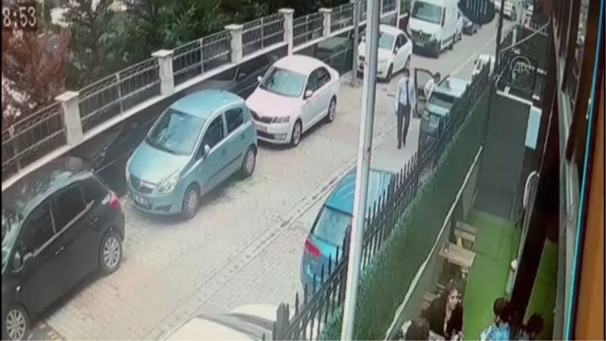 Son dakika haberleri... Ataşehir'de bir kadının öldüğü silahla gasp olayı güvenlik kamerasına yansıdı