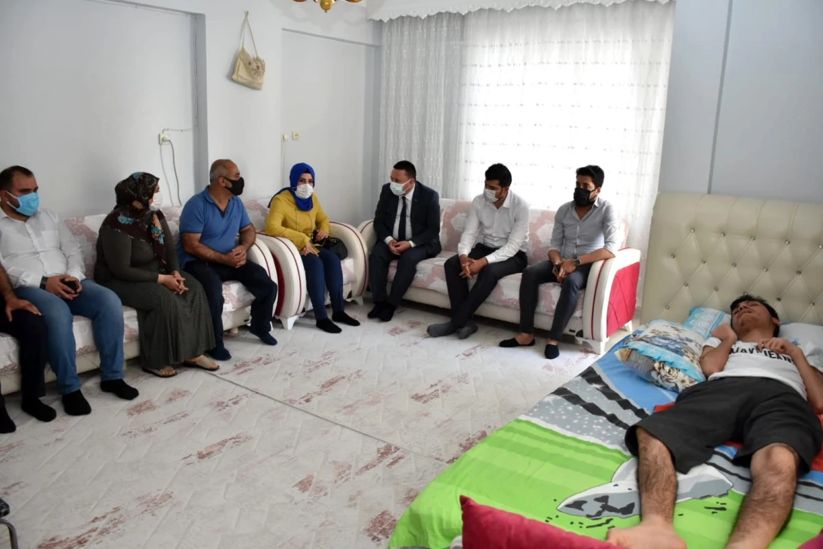 Başkan Beyoğlu'ndan SSPE hastası Ferhat'a moral ziyareti