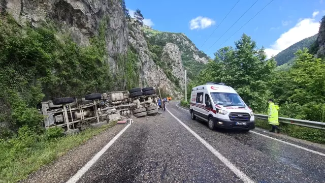 Beton mikseri yoldan çıkarak devrildi: 1 yaralı