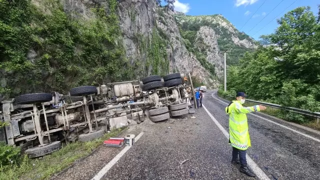 Beton mikseri yoldan çıkarak devrildi: 1 yaralı
