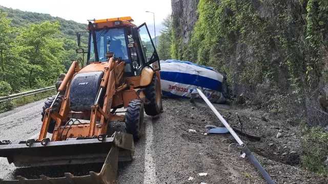 Beton mikseri yoldan çıkarak devrildi: 1 yaralı