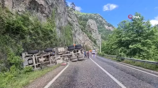 Beton mikseri yoldan çıkarak devrildi: 1 yaralı Beton mikseri yoldan çıkarak devrildi: 1 yaralı