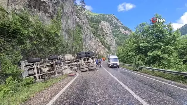 Beton mikseri yoldan çıkarak devrildi: 1 yaralı
