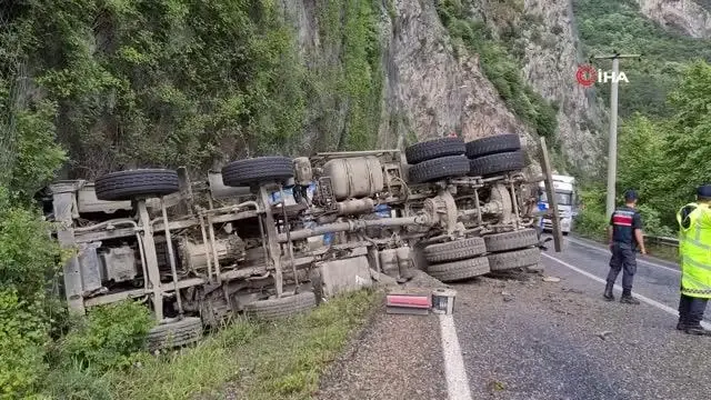 Beton mikseri yoldan çıkarak devrildi: 1 yaralı