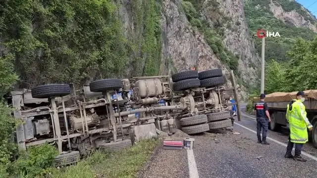 Beton mikseri yoldan çıkarak devrildi: 1 yaralı