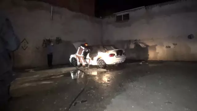 Bursa'da park halindeki otomobil alevlere teslim oldu
