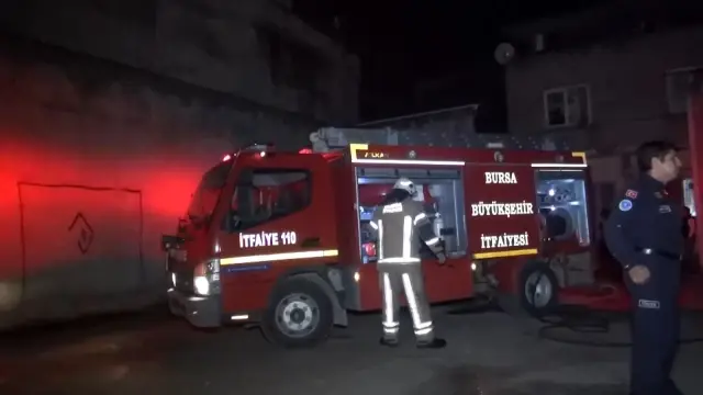 Bursa'da park halindeki otomobil alevlere teslim oldu