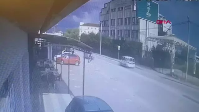 BURSA TIR'IN ÇARPTIĞI OTOMOBİLİN KARŞI ŞERİDE GEÇİP İKİ ARACA ÇARPTIĞI KAZA KAMERADA BURSA TIR'IN ÇARPTIĞI OTOMOBİLİN KARŞI ŞERİDE GEÇİP İKİ ARACA ÇARPTIĞI KAZA KAMERADA