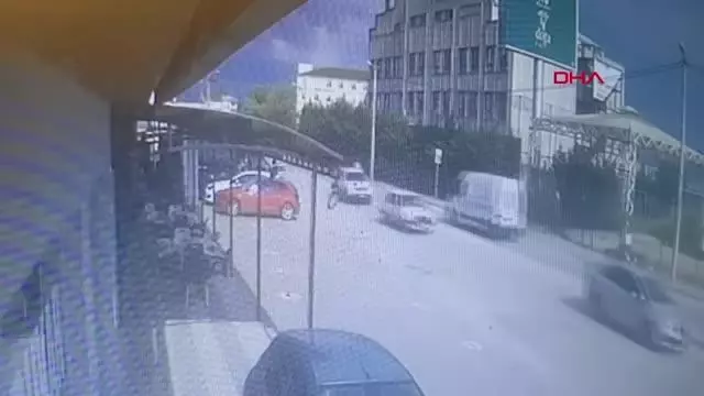 BURSA TIR'IN ÇARPTIĞI OTOMOBİLİN KARŞI ŞERİDE GEÇİP İKİ ARACA ÇARPTIĞI KAZA KAMERADA