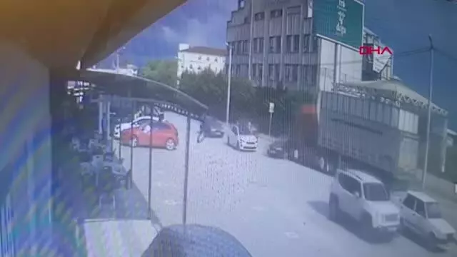 BURSA TIR'IN ÇARPTIĞI OTOMOBİLİN KARŞI ŞERİDE GEÇİP İKİ ARACA ÇARPTIĞI KAZA KAMERADA