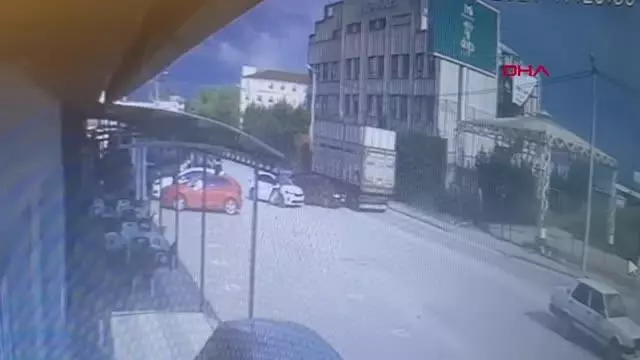 BURSA TIR'IN ÇARPTIĞI OTOMOBİLİN KARŞI ŞERİDE GEÇİP İKİ ARACA ÇARPTIĞI KAZA KAMERADA