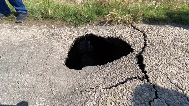 Çöken ve yarıklar oluşan yolda az kalsın facia yaşanacaktı Çöken ve yarıklar oluşan yolda az kalsın facia yaşanacaktı