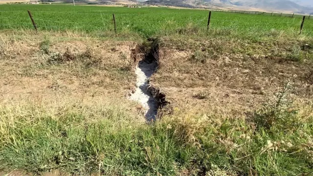 Çöken ve yarıklar oluşan yolda az kalsın facia yaşanacaktı Çöken ve yarıklar oluşan yolda az kalsın facia yaşanacaktı